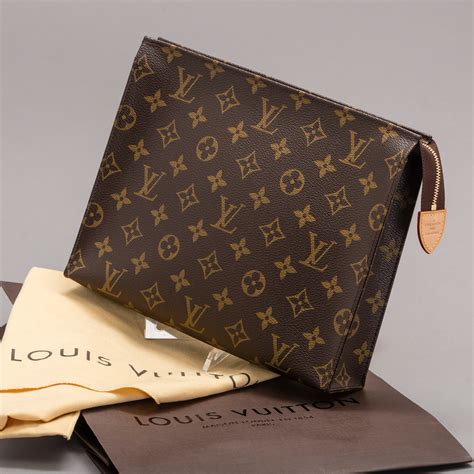 louis vuitton large toiletry bag|toiletry pouch louis vuitton 26.